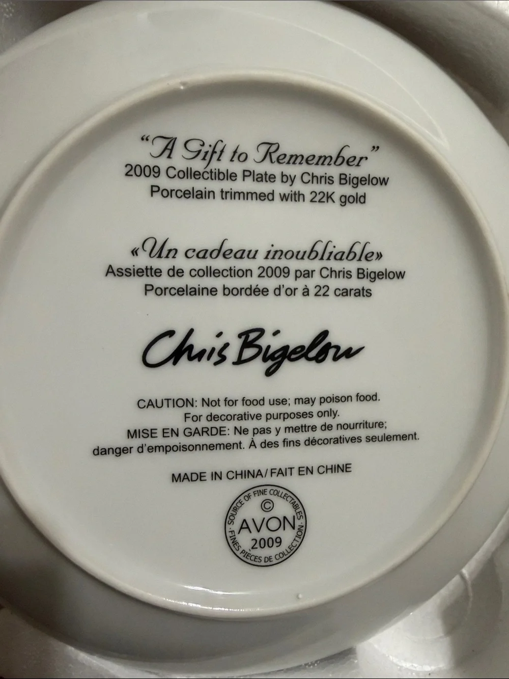 Avon 2009 Holiday Decorative Collector Plate - 22k Hold rim.